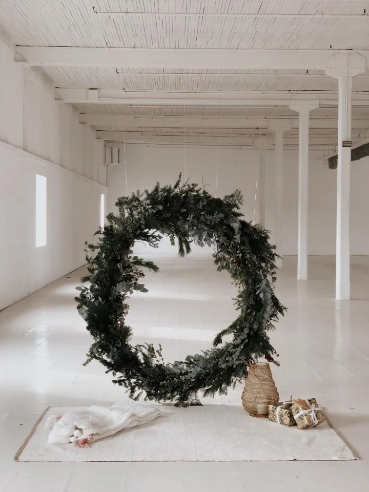 Couronne de Noël géante en sapin et eucalyptus, réalisée par À la vie au vert.