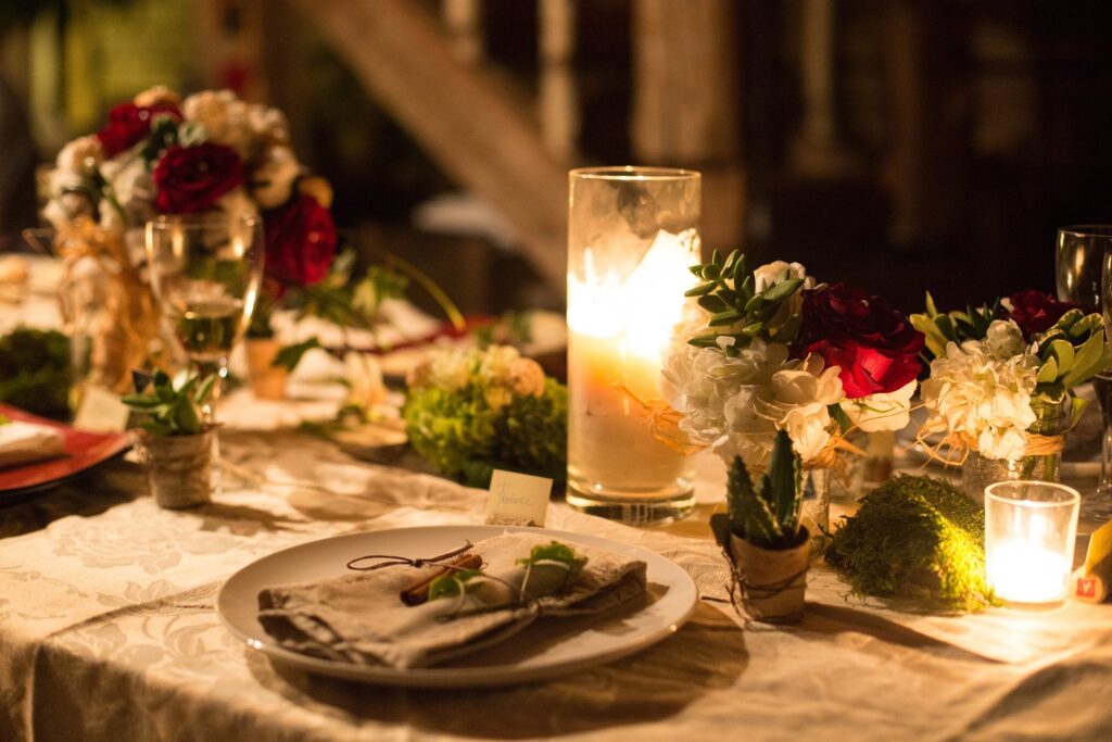 Table de fête dressée avec fleurs fraîches et bougies, décor par À la vie au vert.