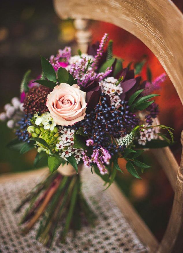Bouquet de fleurs de saison monté à la main, prêt à offrir.