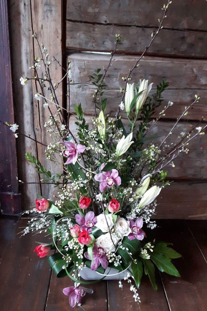 Composition florale blanche réalisée pour une cérémonie d'hommage