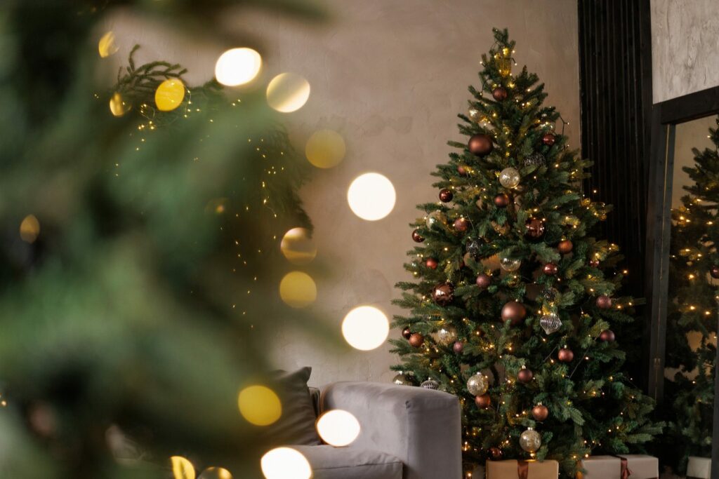 Sapin de Noël décoré dans un salon