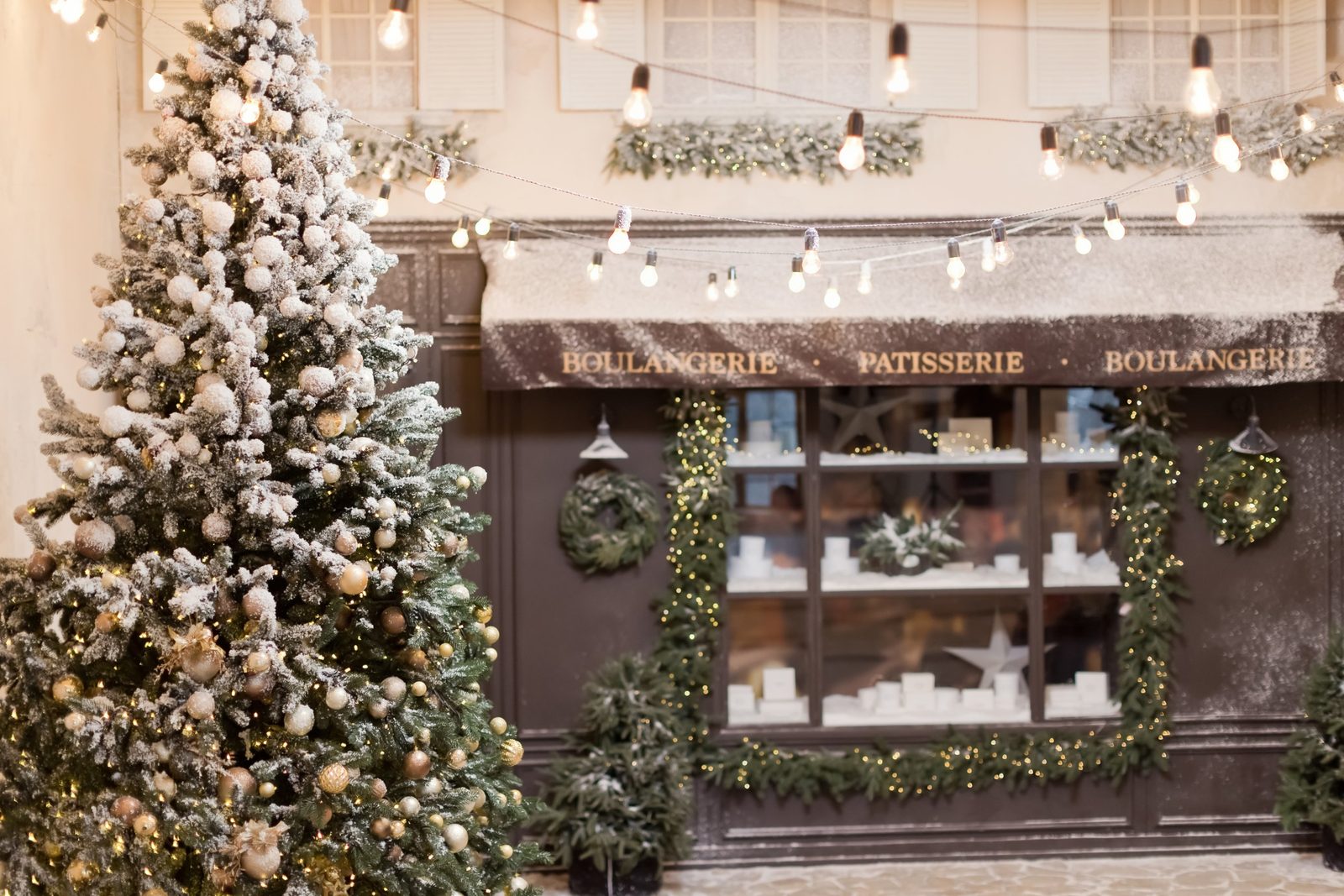 Vitrine de commerce décorée pour Noël, guirlandes de sapin et couronnes